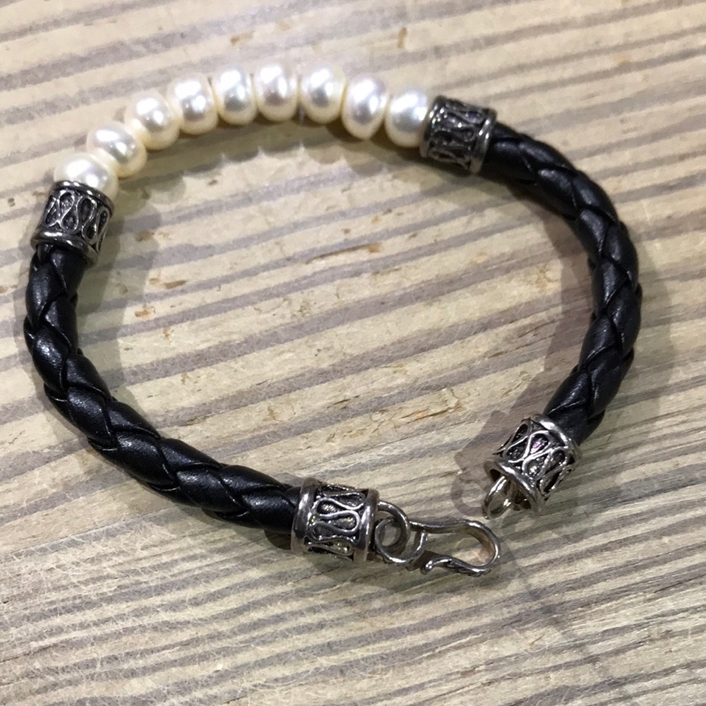 Leather and pearls BRACELET